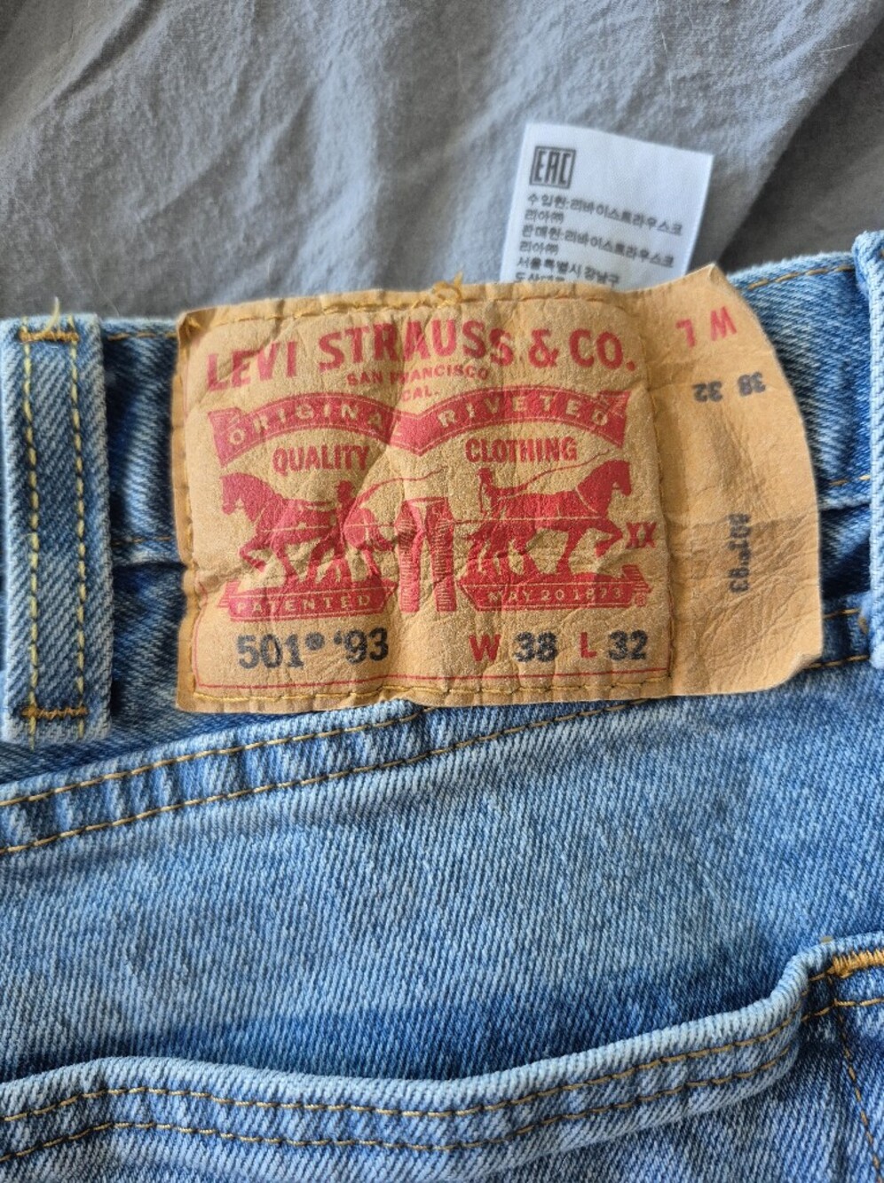 Levi's Straight Men's Light Blue Denim Jeans with Tan Leather Patch